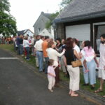 Zum Abschluss eines Gottesdienstes in Raversbeuren im Rahmen eines Partnerschafsbesuchs aus Botswana 2005 verabschieden sich Gäste und Gemeindeglieder in einer langen Schlange singend und mit gegenseitigem Händedruck, einer Gepflogenheit aus dem Partnerland Botswana folgend, voneinander.