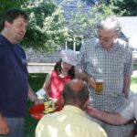 Beim Gemeindefest 2005 im Pfarrgarten Irmenach bittet Gemeindepfarrer und Dumela-Mitglied Uli Müller um Spenden für die Projekte des Vereins in Botswana.