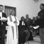 Jugendpfarrer Bachaki Noko (Mitte) beim Festgottesdienst zum 20-jährigen Bestehen der Partnerschaft zwischen dem südwestlichen Kirchenkreis der ELCB und dem Kirchenkreis Simmern-Trarbach in Werda, Botswana, im August 2003. Foto: Niko Wald